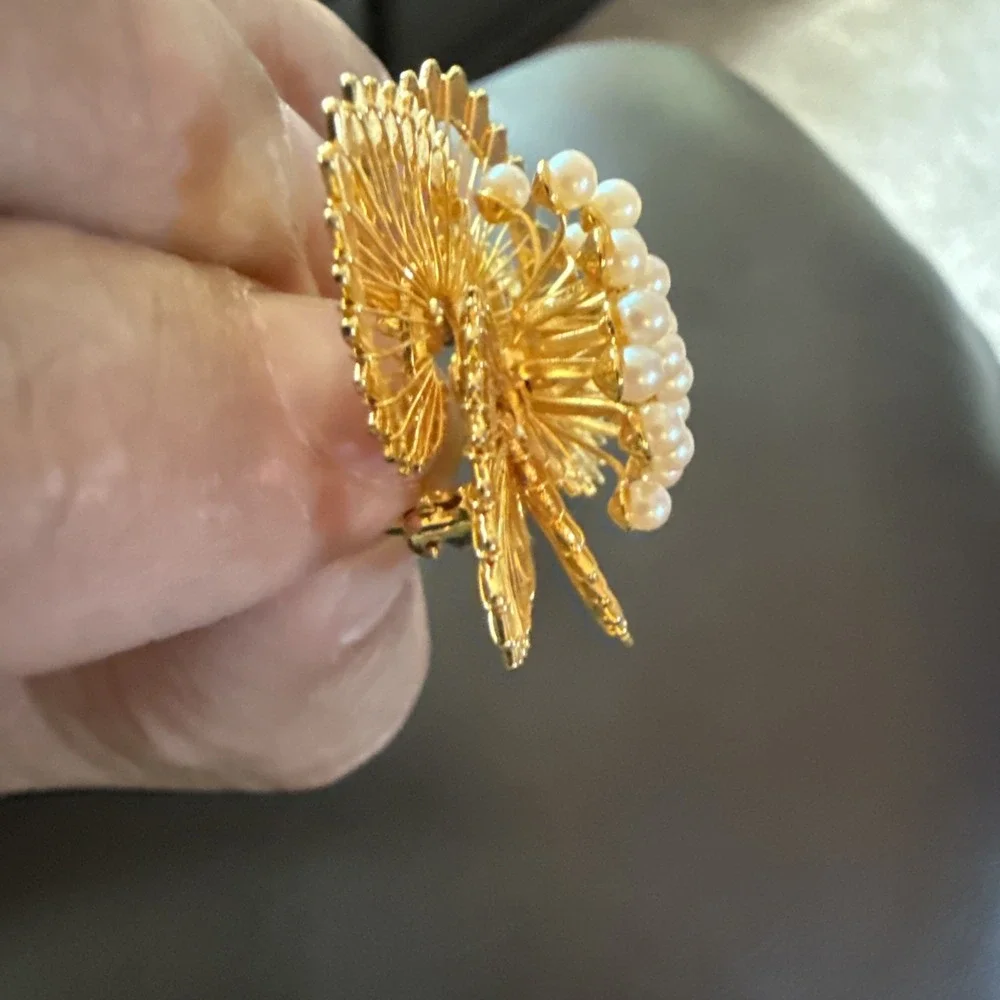 VTG Gold Tone Faux Pearl Starburst Brooch/Pin. 27